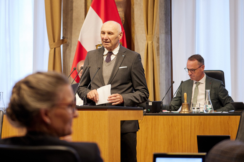 Am Redner:innenpult Bundesrat Manfred Mertel (SPÖ)