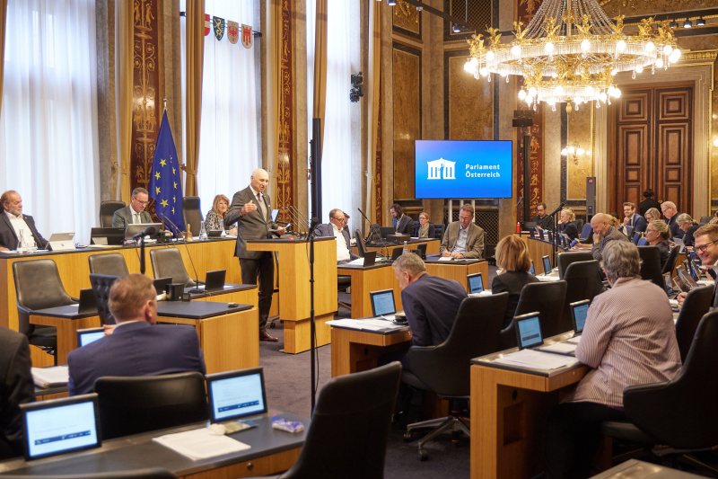 Am Redner:innenpult Bundesrat Manfred Mertel (SPÖ)