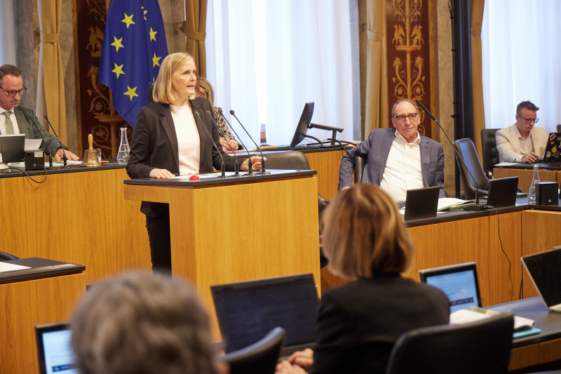 Am Redner:innenpult Bundesrätin Maria Huber (GRÜNE)