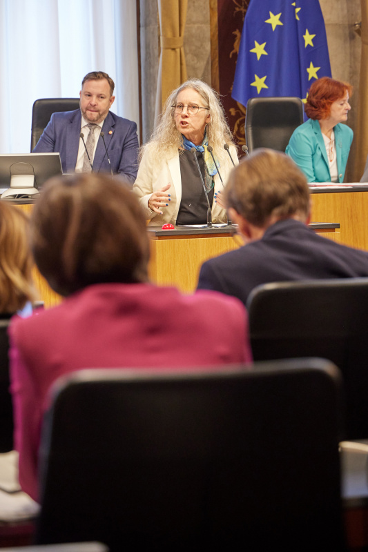 Am Redner:innenpult Bundesrätin Simone Jagl (GRÜNE)