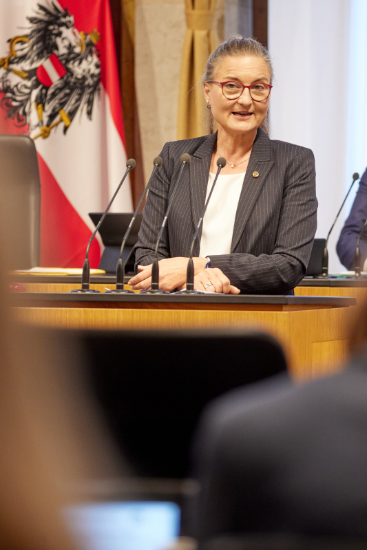 Am Redner:innenpult Bundesrätin Claudia Hauschildt-Buschberger (GRÜNE)