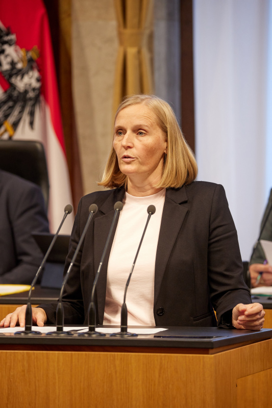 Am Redner:innenpult Bundesrätin Maria Huber (GRÜNE)