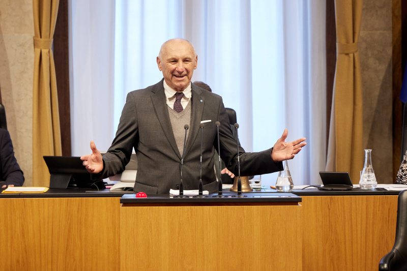 Am Redner:innenpult Bundesrat Manfred Mertel (SPÖ)