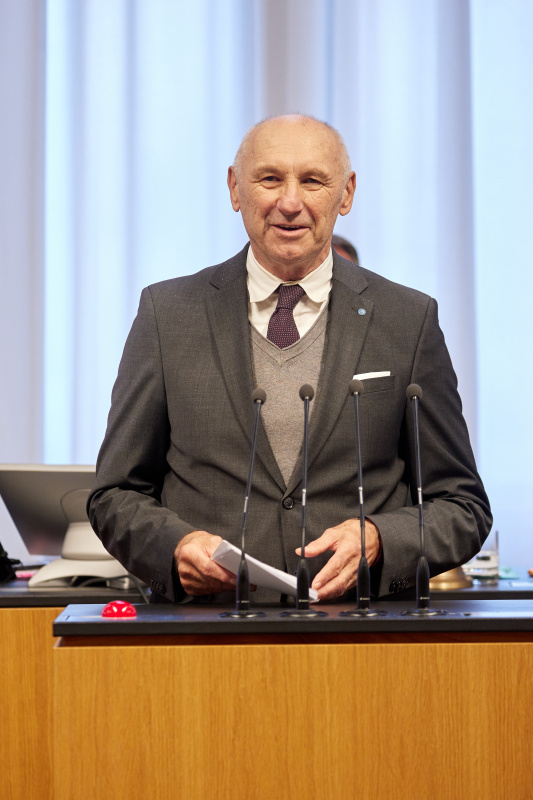 Am Redner:innenpult Bundesrat Manfred Mertel (SPÖ)