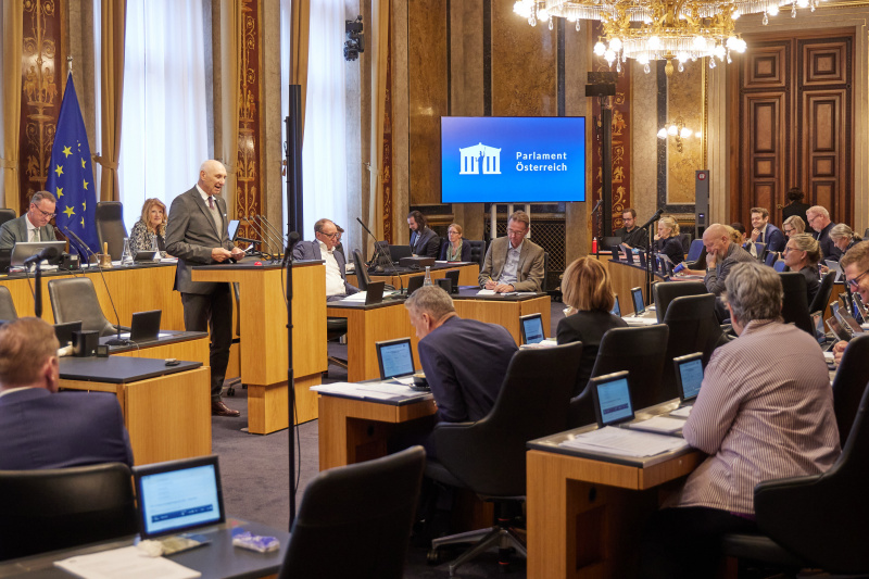 Am Redner:innenpult Bundesrat Manfred Mertel (SPÖ)