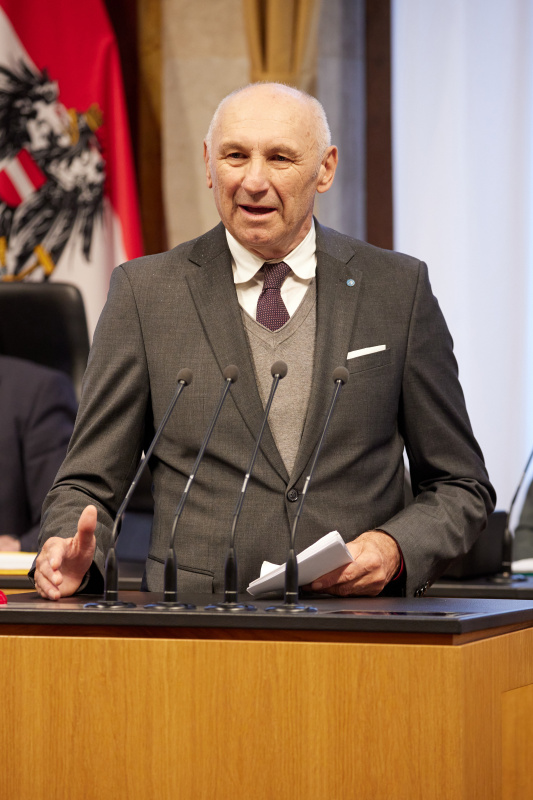 Am Redner:innenpult Bundesrat Manfred Mertel (SPÖ)