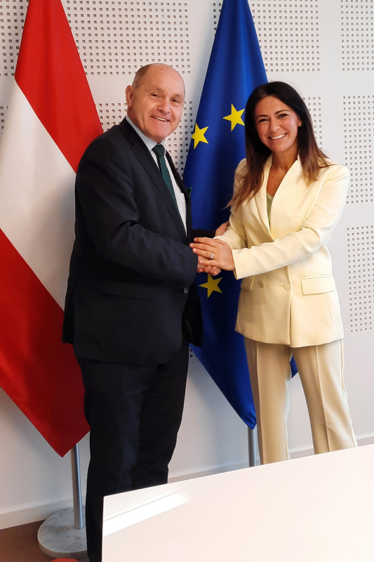 Fahnenfoto. Von links: Nationalratspräsident Wolfgang Sobotka (ÖVP), Vizepräsidentin des Europäischen Parlaments Pina Picierno