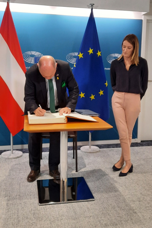 Gästebucheintrag. Von links: Nationalratspräsident Wolfgang Sobotka (ÖVP), Präsidentin des Europäischen Parlaments Roberta Metsola