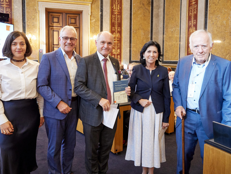 Von links: Sofiya Sapryka Forschungsassistentin, Bundesratspräsident a.D. Edgar Mayer, Nationalratspräsident Wolfgang Sobotka (ÖVP), Danielle Spera, Abgeordneter zum Nationalrat a.D. Walter Schwimmer