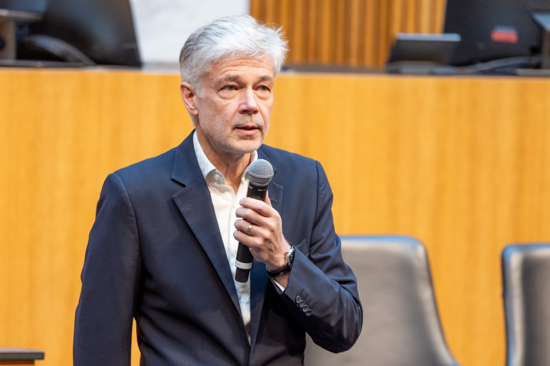 Begrüßungsworte von Parlamentsdirektor Harald Dossi