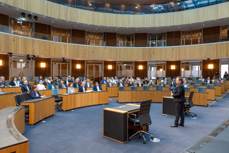 Verbandsvorsitzende Bärbel Heising - Verband der Parlaments- und Verhandlungsstenografen. Blick Richtung Veranstaltungsteilnehmer:innen