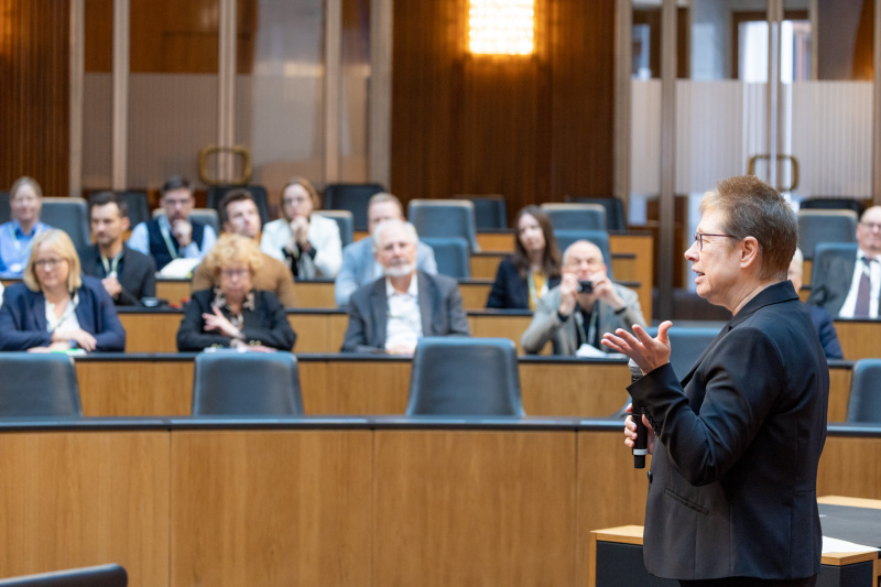 Verbandsvorsitzende Bärbel Heising - Verband der Parlaments- und Verhandlungsstenografen. Blick Richtung Veranstaltungsteilnehmer:innen
