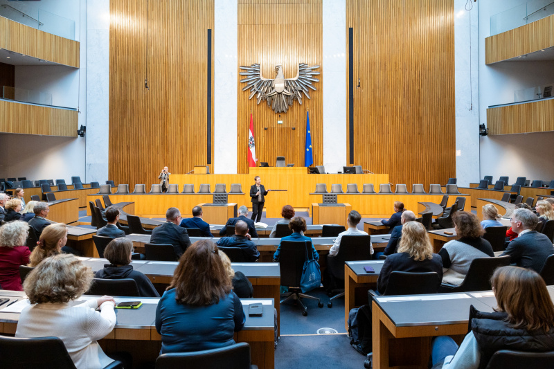 Verbandsvorsitzende Bärbel Heising - Verband der Parlaments- und Verhandlungsstenografen. Blick Richtung Veranstaltungsteilnehmer:innen