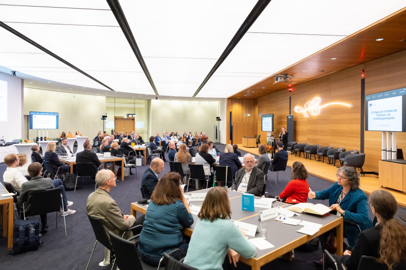 Verbandsvorsitzende Bärbel Heising - Verband der Parlaments- und Verhandlungsstenografen. Blick Richtung Veranstaltungsteilnehmer:innen