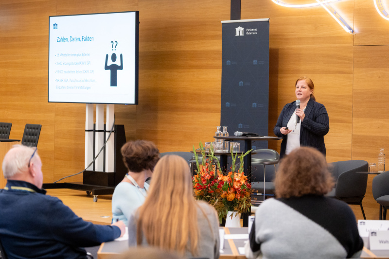 Abteilungsleiterin Bettina Brixa - Stenographische Protokolle, Parlament Österreich. Blick Richtung Veranstaltungsteilnehmer:innen