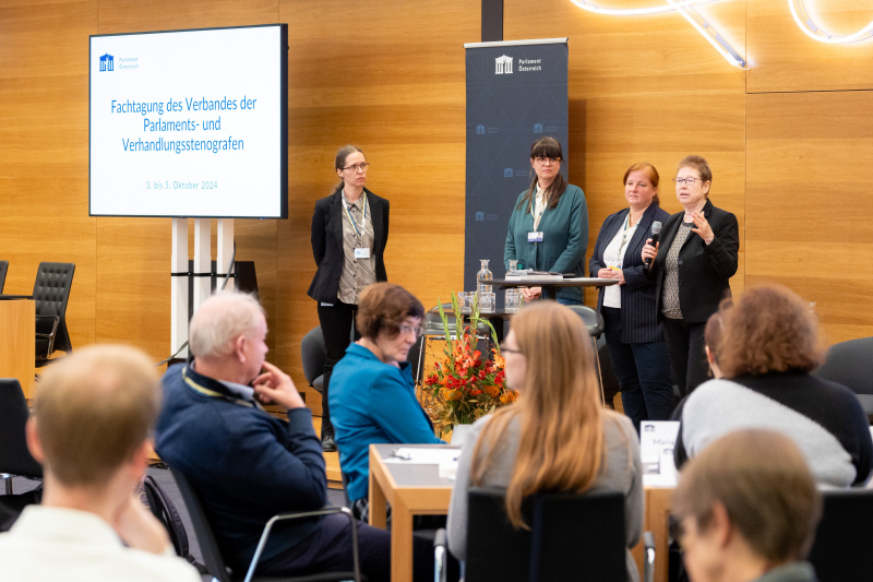 Von links: Gerlinde Steininger - Stenographische Protokolle, Parlament Österreich, Vera Kropf - Stenographische Protokolle, Parlament Österreich, Abteilungsleiterin Bettina Brixa - Stenographische Protokolle, Parlament Österreich, Verbandsvorsitzende Bärbel Heising - Verband der Parlaments- und Verhandlungsstenografen