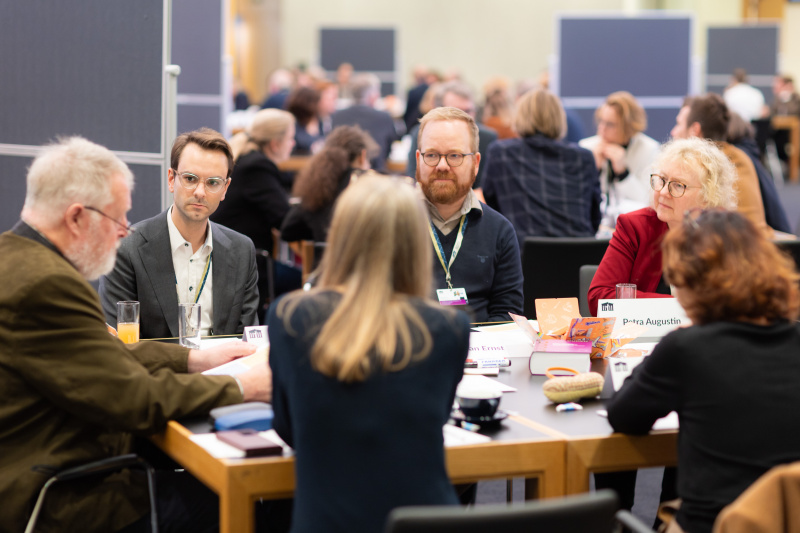 Gruppenarbeit. Blick Richtung Veranstaltungsteilnehmer:innen