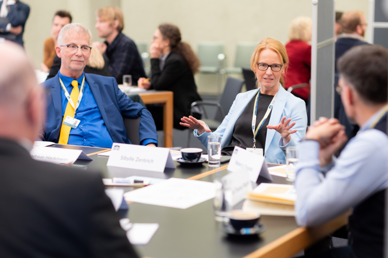 Gruppenarbeit. Blick Richtung Veranstaltungsteilnehmer:innen