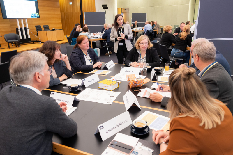 Gruppenarbeit. Blick Richtung Veranstaltungsteilnehmer:innen