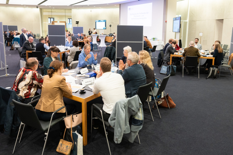 Gruppenarbeit. Blick Richtung Veranstaltungsteilnehmer:innen