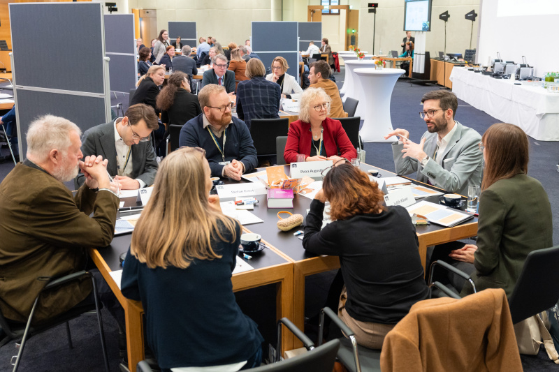 Gruppenarbeit. Blick Richtung Veranstaltungsteilnehmer:innen