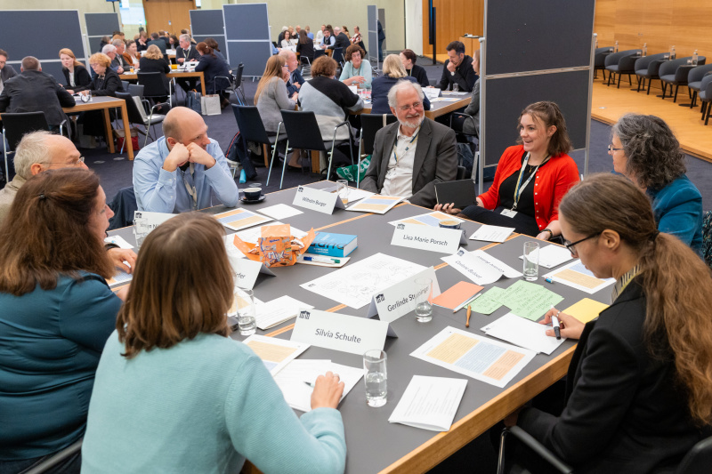 Gruppenarbeit. Blick Richtung Veranstaltungsteilnehmer:innen