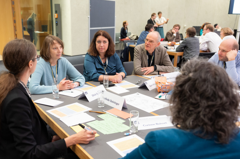 Gruppenarbeit. Blick Richtung Veranstaltungsteilnehmer:innen