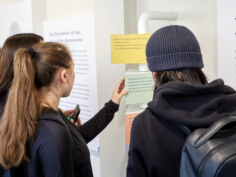 Schüler:innen besichtigen Parlament on Tour