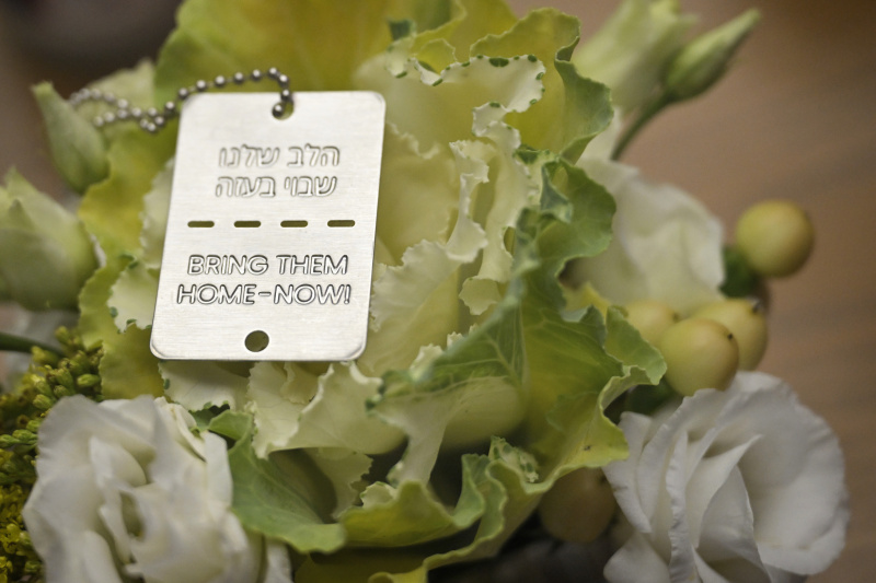 "Bring them home now" Anhänger