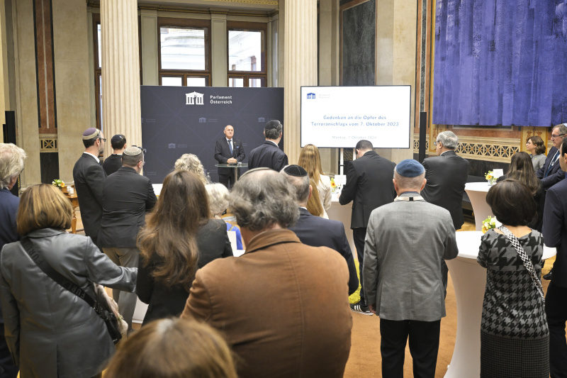 Eröffnungsworte. Nationalratspräsident Wolfgang Sobotka (ÖVP). Blick Richtung Veranstaltungsteilnehmer:innen