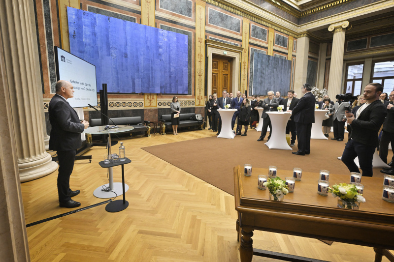 Eröffnungsworte. Nationalratspräsident Wolfgang Sobotka (ÖVP). Blick Richtung Veranstaltungsteilnehmer:innen