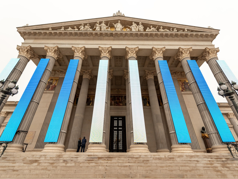 Beleuchtetes Parlament im Gedenken an die Opfer des Terroranschlags vom 7. Oktober 2023