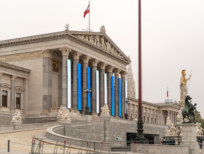 Beleuchtetes Parlament im Gedenken an die Opfer des Terroranschlags vom 7. Oktober 2023