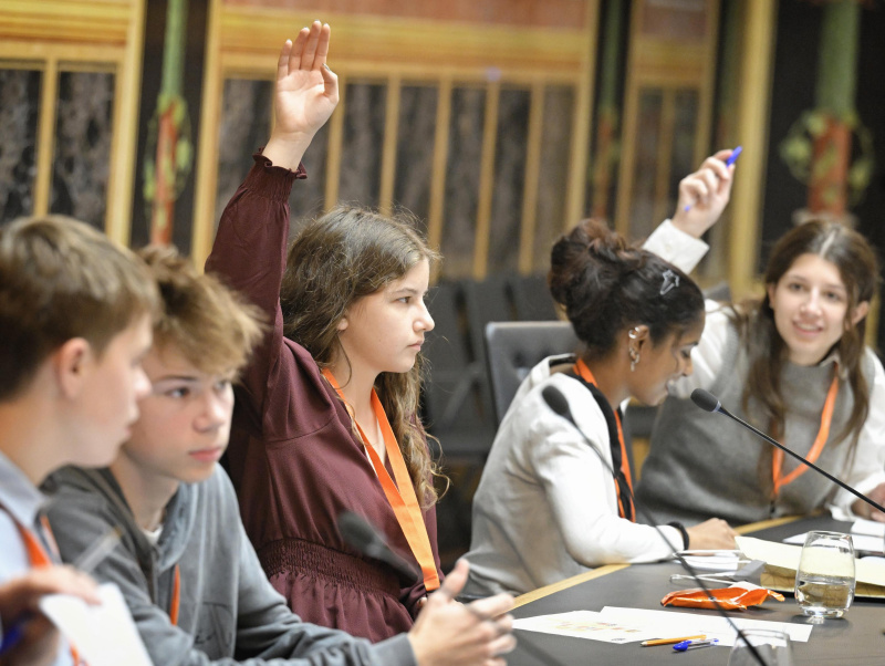 Schüler:innen bei einer Klubsitzung