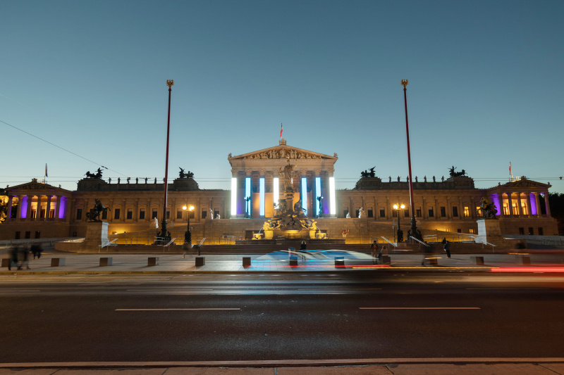 Weiß-Blaue Fassadenbeleuchtung am Parlamentsgebäude zum Gedenktag