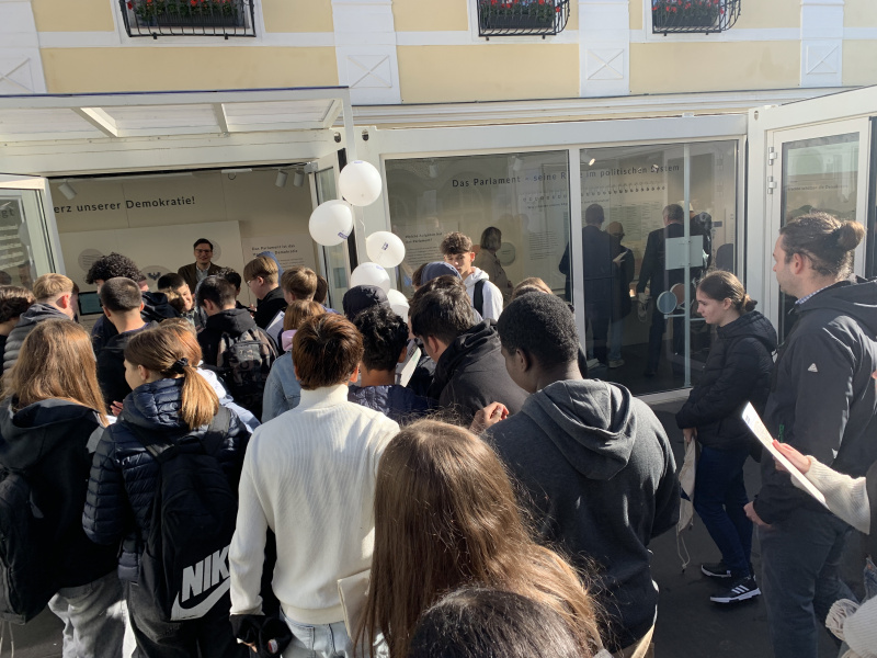 Besucher:innen des mobilen "Haus der Demokratie"