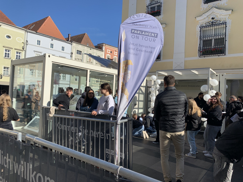 Besucher:innen des mobilen "Haus der Demokratie"