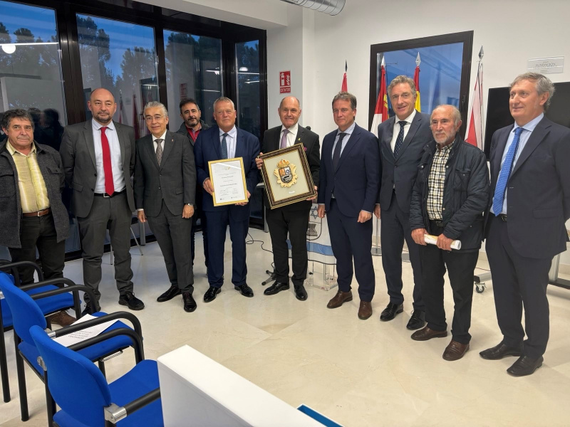 Zeremonielle Überreichung des Wappens Mota de Judios und der Ehrenplakette Simon Wiesenthal an Nationalratspräsident Wolfgang Sobotka (ÖVP) (Mitte)