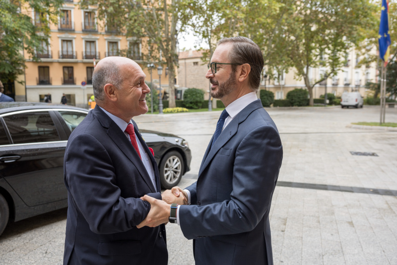 Begrüßung. Von links: Nationalratspräsident Wolfgang Sobotka (ÖVP), 1. Stv. Senatspräsident Javier Maroto