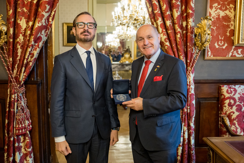 Gastgeschenk. Von rechts: Nationalratspräsident Wolfgang Sobotka (ÖVP), 1. Stv. Senatspräsident Javier Maroto