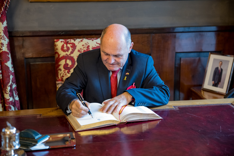 Nationalratspräsident Wolfgang Sobotka (ÖVP) beim Eintrag in das Gästebuch