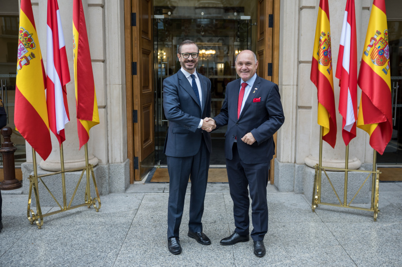 Begrüßung. Von rechts: Nationalratspräsident Wolfgang Sobotka (ÖVP), 1. Stv. Senatspräsident Javier Maroto