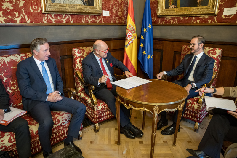 Aussprache. Von links: Österreichischer Botschafter in Spanien Enno Drofenik, Nationalratspräsident Wolfgang Sobotka (ÖVP), 1. Stv. Senatspräsident Javier Maroto