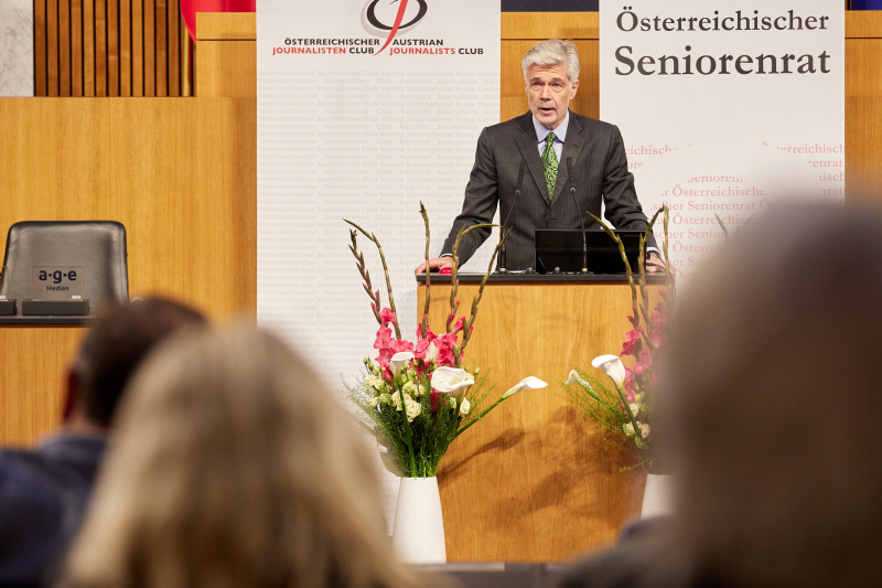 Eröffnungsworte. Parlamentsdirektor Harald Dossi