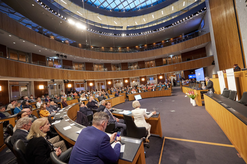 Eröffnungsworte. Parlamentsdirektor Harald Dossi