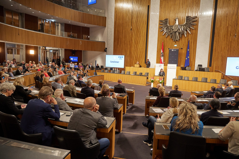 Vorstellung der Nominierten - Kategorie 1 Medien. Laudatio. Martina Rupp