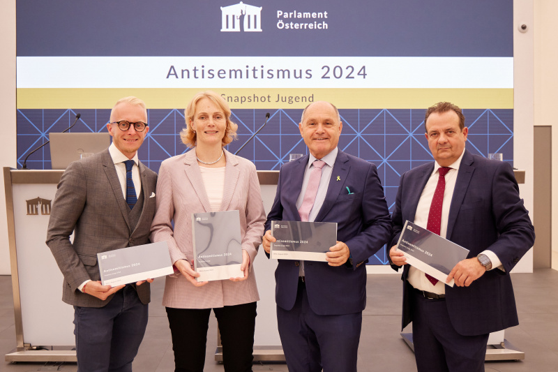 Von links: Paul Unterhuber - Demox Research, Eva Zeglovits - IFES, Nationalratspräsident Wolfgang Sobotka (ÖVP), Thomas Stern - Braintrust