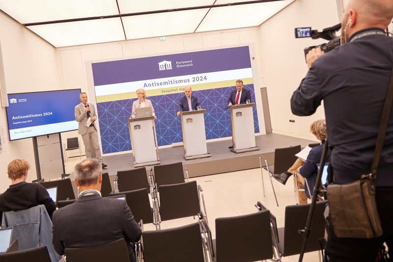 Moderation. Sprecher der Parlamentsdirektion Karl-Heinz Grundböck