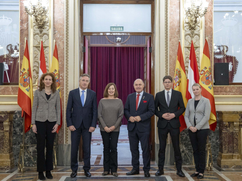 Gruppenfoto mit Nationalratspräsident Wolfgang Sobotka (ÖVP) (3. von rechts), Kongresspräsidentin Francina Armengol (4. von rechts)