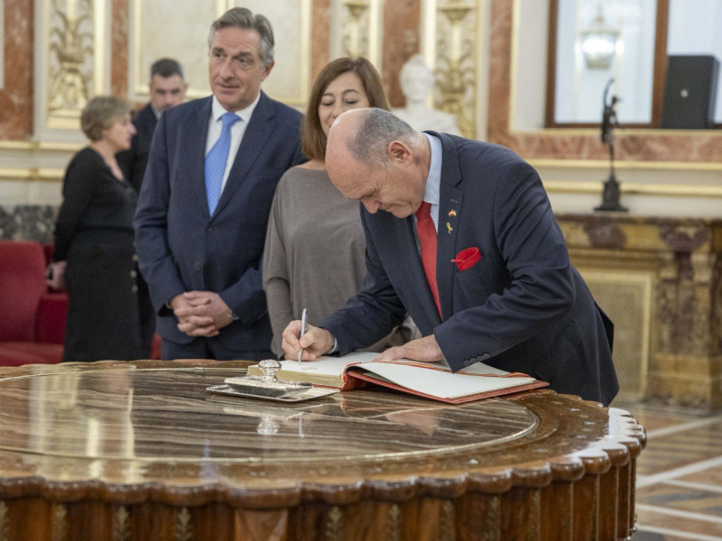 Nationalratspräsident Wolfgang Sobotka (ÖVP) beim Eintrag in das Gästebuch